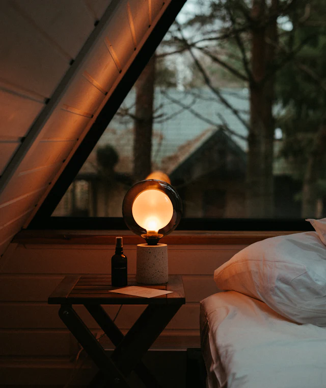 Beispielbild: gemütliches Zimmer mit Nachttischlampe