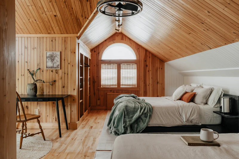 Beispielbild: Zimmer mit Holz und Dachschräge