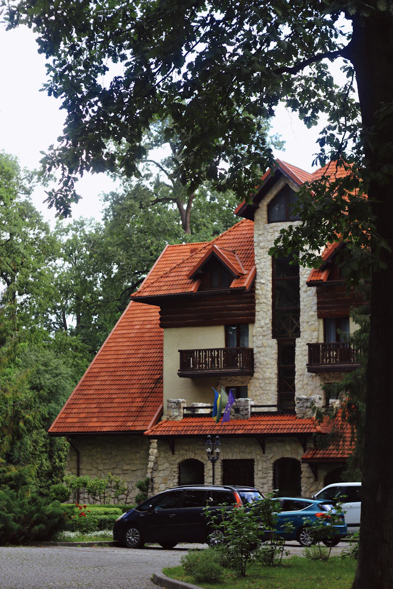 Beispielbild: Haus mit rotem Dach im Grünen